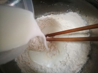 3、做饼＋蘑菇鲜虾披萨饼,加入温牛奶 搅拌成絮状 