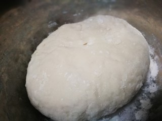 4、做饼＋蘑菇鲜虾披萨饼,把面和成面团醒一醒