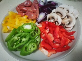 5、做饼＋蘑菇鲜虾披萨饼,所有食材切小