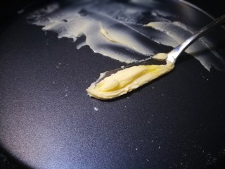 6、做饼＋蘑菇鲜虾披萨饼,披萨盘中涂抹一层黄油