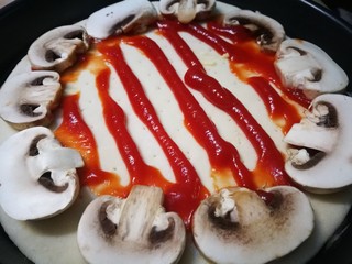 8、做饼＋蘑菇鲜虾披萨饼,挤上适量番茄酱 码好口蘑