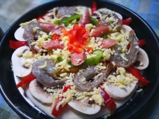 11、做饼＋蘑菇鲜虾披萨饼,摆放大虾 撒上马苏里拉芝士碎