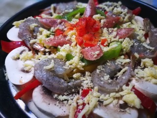 12、做饼＋蘑菇鲜虾披萨饼,再撒上黑胡椒碎