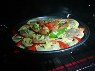 13、做饼＋蘑菇鲜虾披萨饼,放入烤箱 预热200℃ 烤制15-20分钟