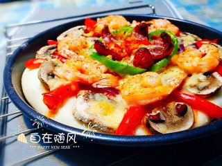 14、做饼＋蘑菇鲜虾披萨饼,美味诱人的披萨出炉了????