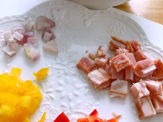 3、披萨,彩椒切丁