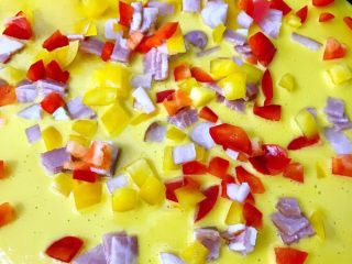 5、披萨,鸡蛋三分熟撒上彩椒