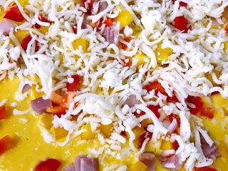 6、披萨,撒上芝士盖锅盖焖一会