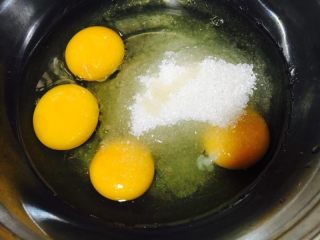 1、卡通小杯子蛋糕,鸡蛋全蛋加白糖高速打发!