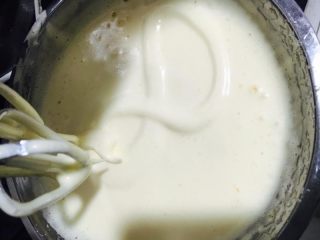 2、卡通小杯子蛋糕,打发至可以写出8字纹路,既3-5秒消失状态!