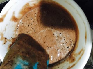 5、卡通小杯子蛋糕,油和水混合后取一小勺面糊至其中搅拌均匀,这里是可以搅拌。