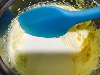 11、卡通小杯子蛋糕,加入淡奶油!翻拌均匀!