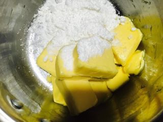 9、卡通小杯子蛋糕,黄油加糖粉打发!