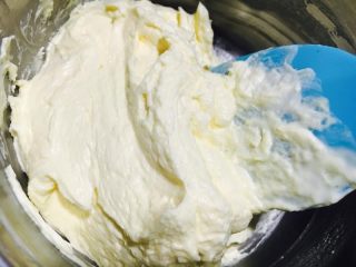 12、卡通小杯子蛋糕,为了更好塑型,可以放进冰箱冷冻30分钟!