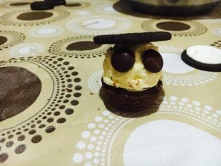 15、卡通小杯子蛋糕,奥利奥饼干一片做帽子。