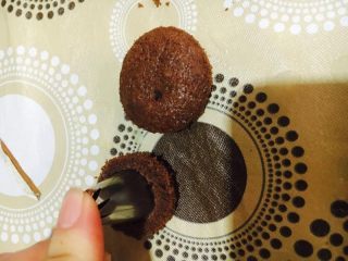 16、卡通小杯子蛋糕,取一个蛋糕切两片用裱花嘴压出帽子上半部分。