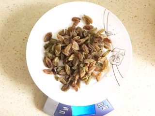 3、适合三高人士的无糖无油红豆沙,葡萄干提前洗净，去掉杂质，控干水分备用
