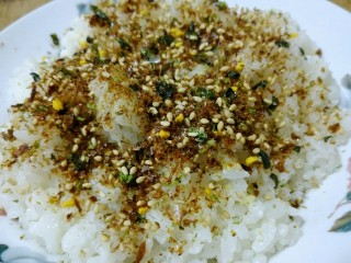 1、五分钟的早餐——香松饭团,米饭微波炉加热一两分钟。趁热加入香松