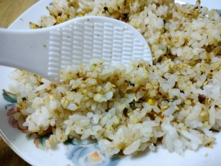 2、五分钟的早餐——香松饭团,用饭勺拌匀，口重的可以再少加一点点盐调味。