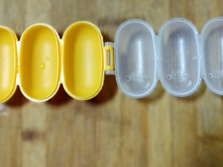 3、五分钟的早餐——香松饭团,饭团模具洗干净，内测可涂抹少量的清水防粘