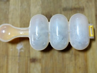 5、五分钟的早餐——香松饭团,把模具的另一侧压下来，对齐，扣好