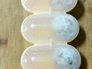 6、五分钟的早餐——香松饭团,抓住模具手柄，来回用力摇动模具，大概十到二十下米饭就可以摇成饭团。