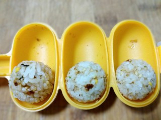 7、五分钟的早餐——香松饭团,打开模具，把饭团放在盘子中即可。
