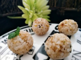 8、五分钟的早餐——香松饭团,网上有两种香松，我用的是濑户风味香松，口味是咸口，还有一种是甜的，根据自己喜好选择