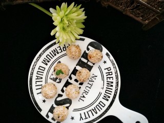 9、五分钟的早餐——香松饭团,如果早餐时间三两分钟，直接把香松拌米饭吃也可以。