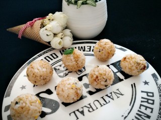 11、五分钟的早餐——香松饭团,可以搭配沙拉酱，肉松一起吃，味道也超赞