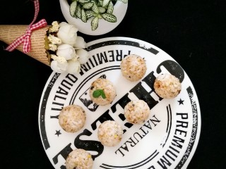 12、五分钟的早餐——香松饭团,美味快手的早餐就完成了。