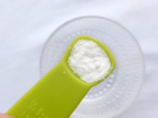 5、老面豆沙包,1小勺小苏打、1又3/1小勺碱倒入温水里融化；