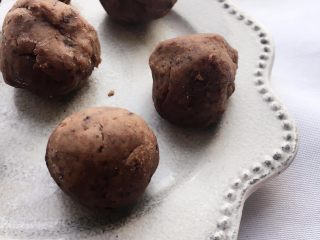 7、老面豆沙包,豆沙分成15大小的小剂子