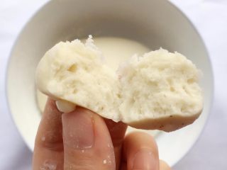 9、老面豆沙包,掰开面团很蓬松，闻一闻没有酸味即可；如果气孔大，有酸味证明碱量少了，再少量兑入；