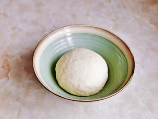 2、虾仁培根披萨,再揉成光滑的面团，盖上保鲜膜进行发酵。(发酵过程中保持面团的湿度)
