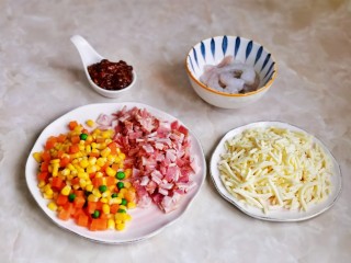 3、虾仁培根披萨,准备馅料，两个披萨的量哈，一个牛肉酱虾仁，一个番茄培根。