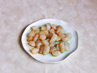 4、虾仁培根披萨,虾仁处理好后切小块，加入生抽，料酒抓拌均匀，腌制10分钟。