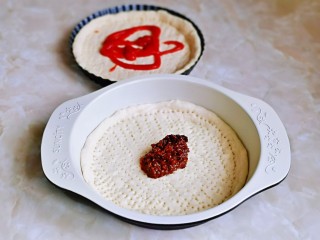 7、虾仁培根披萨,涂上牛肉酱，另一个涂上番茄酱。