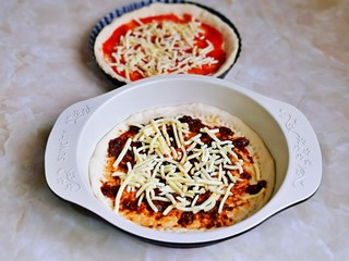 8、虾仁培根披萨,撒上一层马苏里拉芝士。