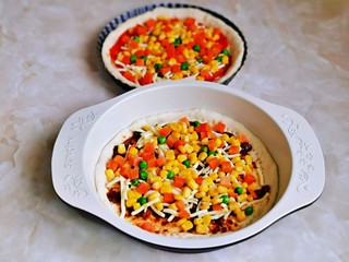 9、虾仁培根披萨,再分别撒上一层时蔬。