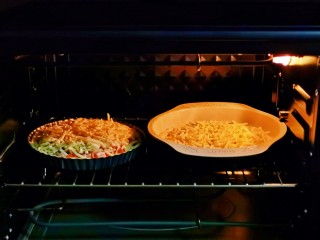 12、虾仁培根披萨,披萨盘入中层的烤网上，上下管190度烤20分钟。(时间仅供参考，具体请根据自家烤箱性能另定)