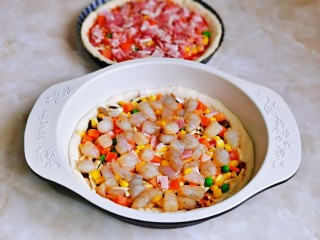 10、虾仁培根披萨,再放上腌制好的虾仁，一个放上培根碎。