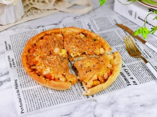 14、虾仁培根披萨,切开即可食用。