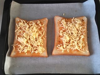 2、金枪鱼烤吐司,抹披萨酱，撒上一层奶酪