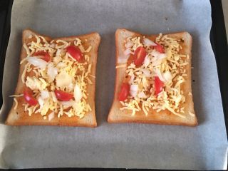 3、金枪鱼烤吐司,撒上圣女果和洋葱碎