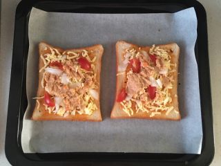 4、金枪鱼烤吐司,抹上金枪鱼罐头