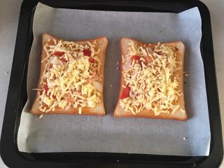 5、金枪鱼烤吐司,再撒上一层奶酪