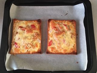 6、金枪鱼烤吐司,烤箱预热，上层，上火，180度，烤5分钟