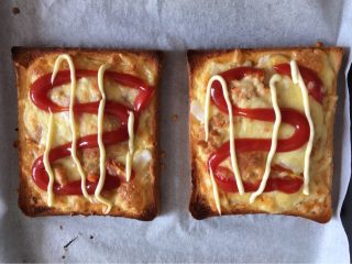 7、金枪鱼烤吐司,撒上番茄酱和沙拉酱