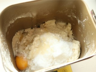 4、中种法黑芝麻吐司,加入除了黄油外的主面团材料到面包机里，开启面包机揉面15分钟。揉面的时候开始炒芝麻，2分钟左右，能听到噼里啪啦的声音时候关火，，继续搅拌至冷却到室温。